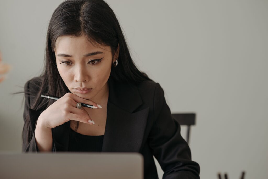 英語を聞いて理解できるのに話せないというもどかしさを感じる大人の学習イメージ